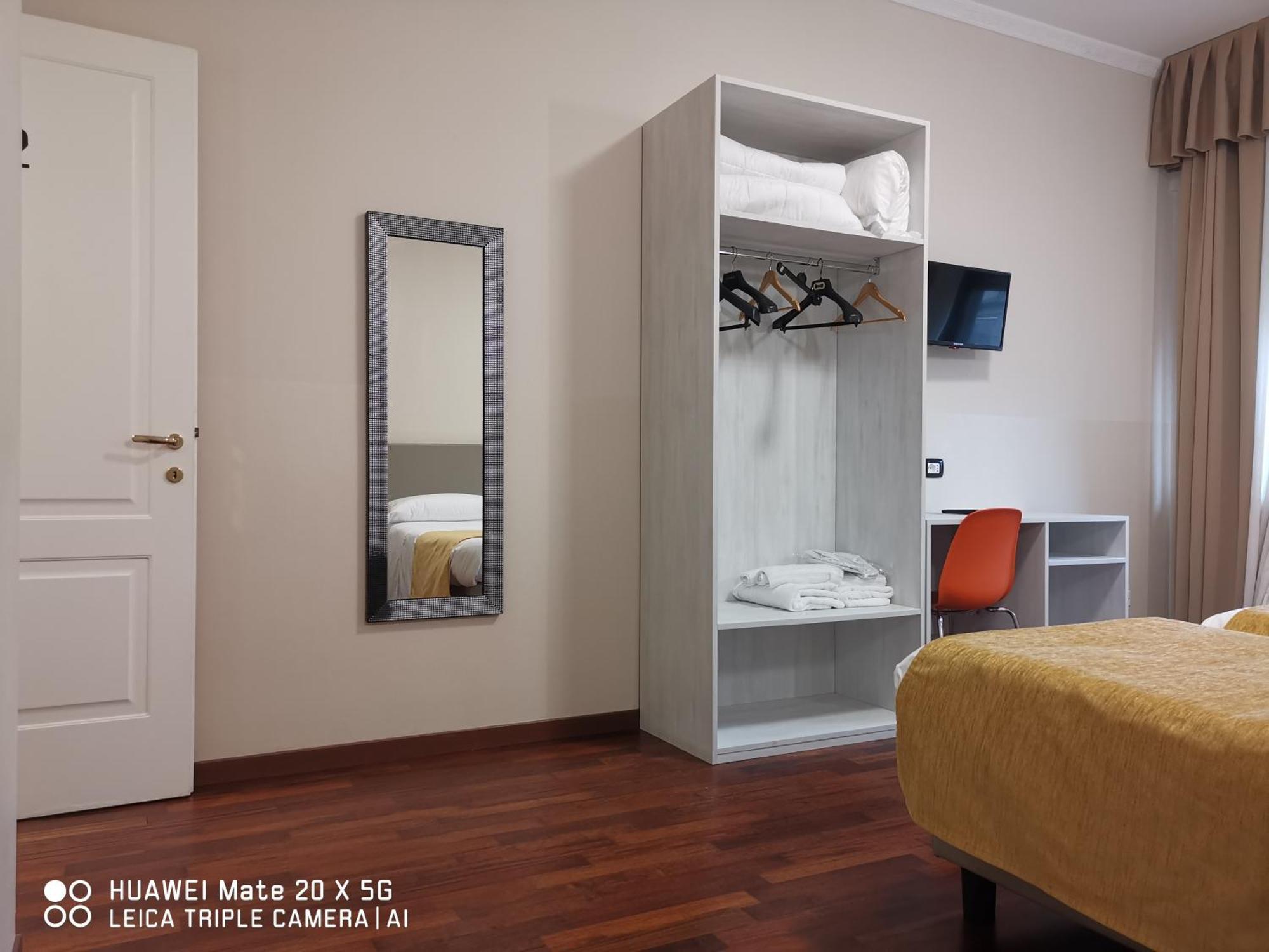 Guesthouse Central Station Group - Via Sammartini 15 Милано Екстериор снимка